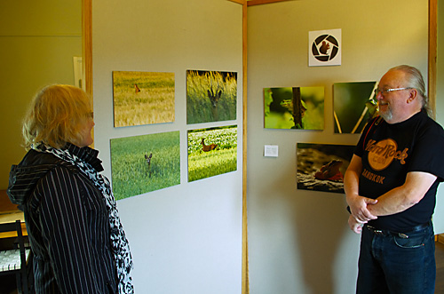 Lennart och Rose-Marie beundrar några av de utställda bilderna